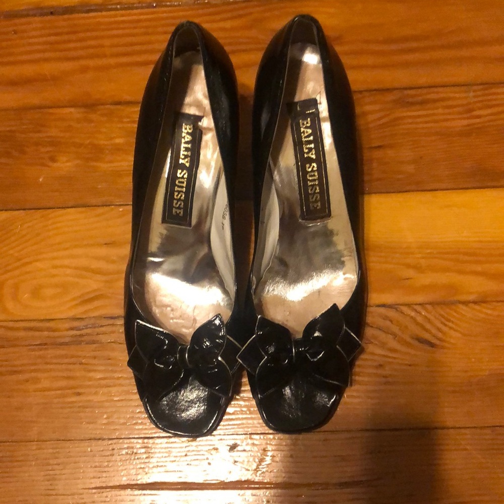 Vintage Bally patent leather open toed pumps